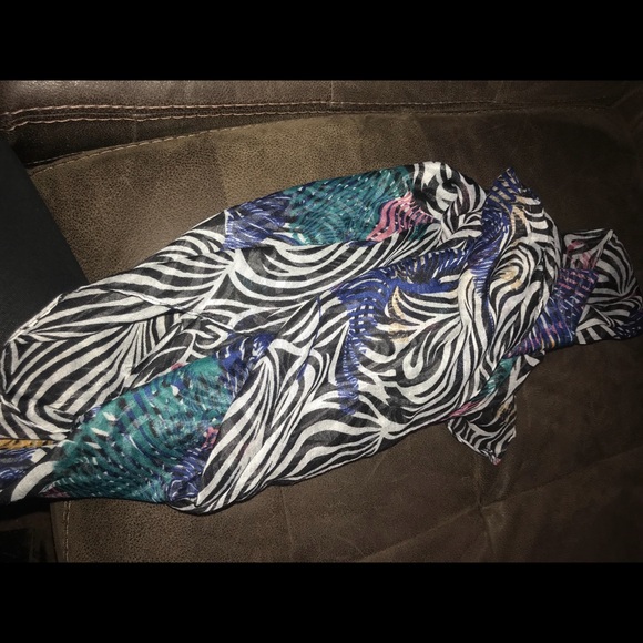 MULTIPLE SCARFS/SHAWS 😇😇 - Picture 2 of 5